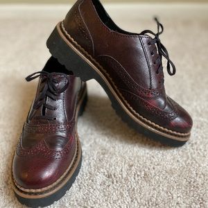 Brogues Burgundy Distressed Foam Oxfords, 6.5